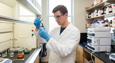 تفاوت گرید مواد شیمیایی (HPLC vs ACS) | چرا نتایج آزمایش خطا می‌دهد؟ - آرگون اکسیر